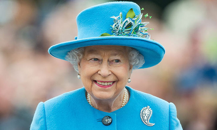 queen elizabeth blue hat t