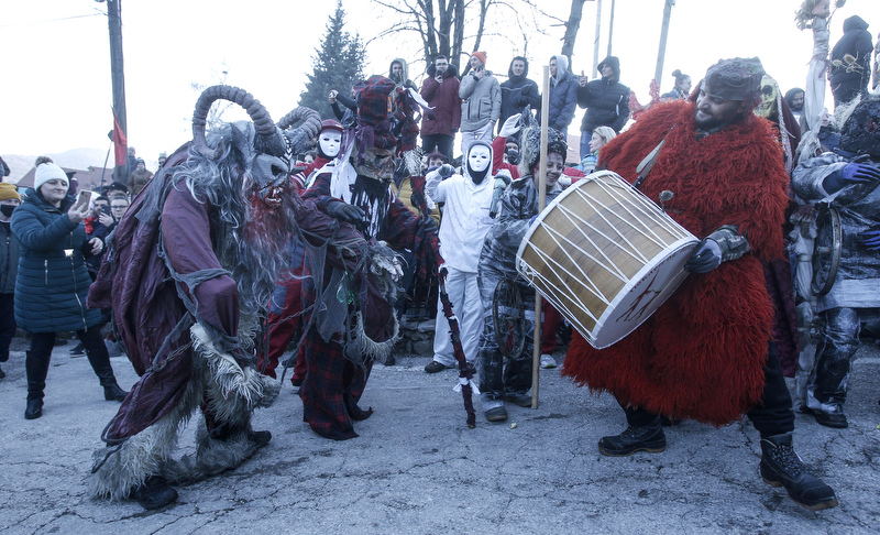 Со традиционално василичарско оро и палење на маските завршува Вевчанскиот карневал