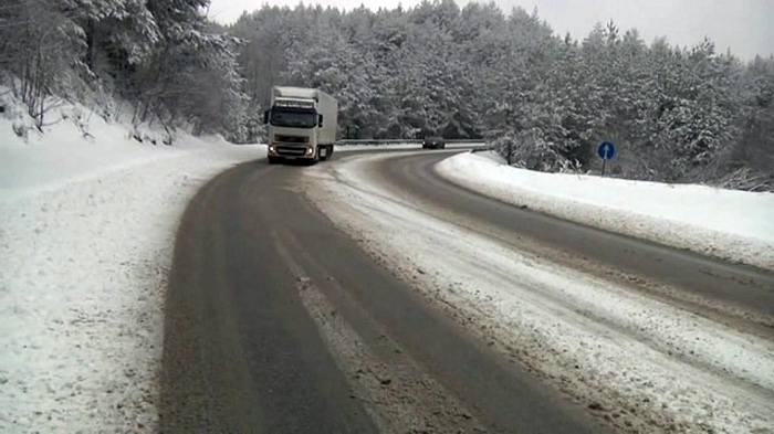 Возете внимателно, сообраќајот се одвива по влажни коловози со остатоци од кашест снег