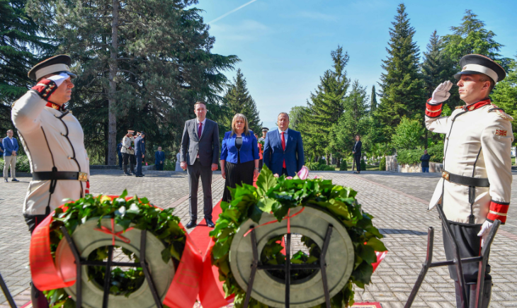 Владина делегација положи венец свежо цвеќе на спомен обележјето на партизанските гробишта во Бутел во чест на 9 Мај