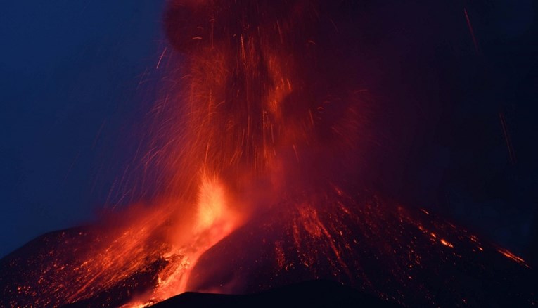 Нова ерупција на вулканот Етна (фото)