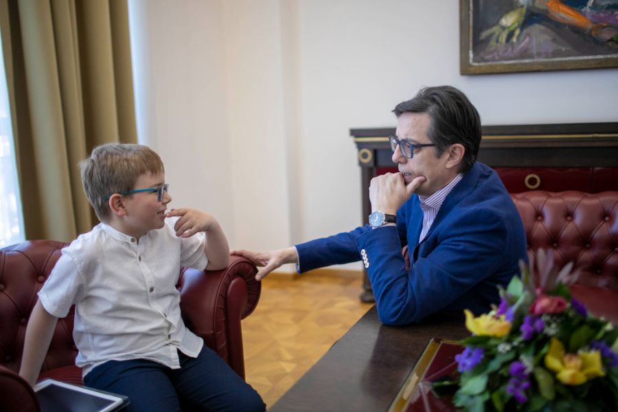 Пендаровски се сретна со малиот гениј Македон (видео)