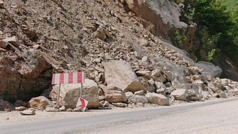 Наизменичен режим на сообраќај на патот Скопје -Г.П Блаце поради одрон