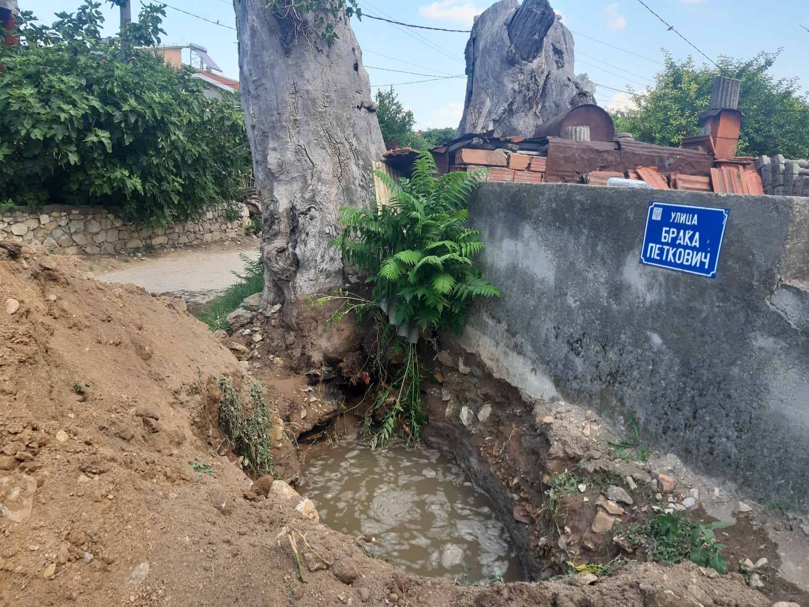 Башино Село без вода за пиење, жителите тврдат дека диви копачи на злато ја скршиле главната водоводна цевка
