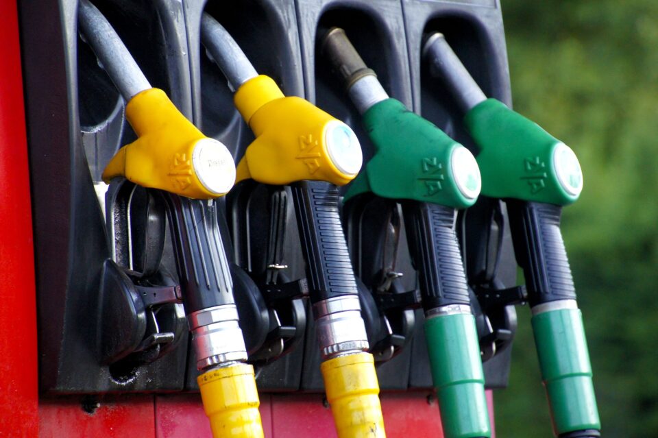 Цената на бензинот ноќеска се зголемува за 2 и 2,5 денари за литар, а на дизелот останува иста