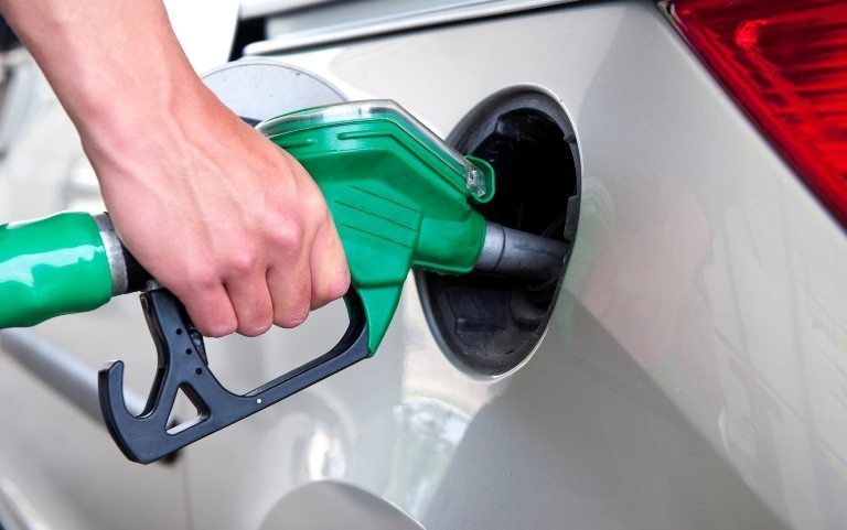Се намалуваат цените на бензините и дизелот