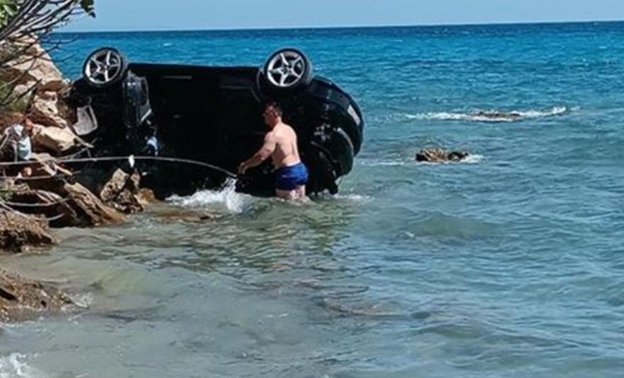 Автомобил со скопски таблички заврши во Егејското море (фото)