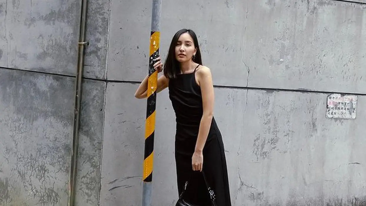 Црн фустан како летна хит комбинација со чанта со модерен облик