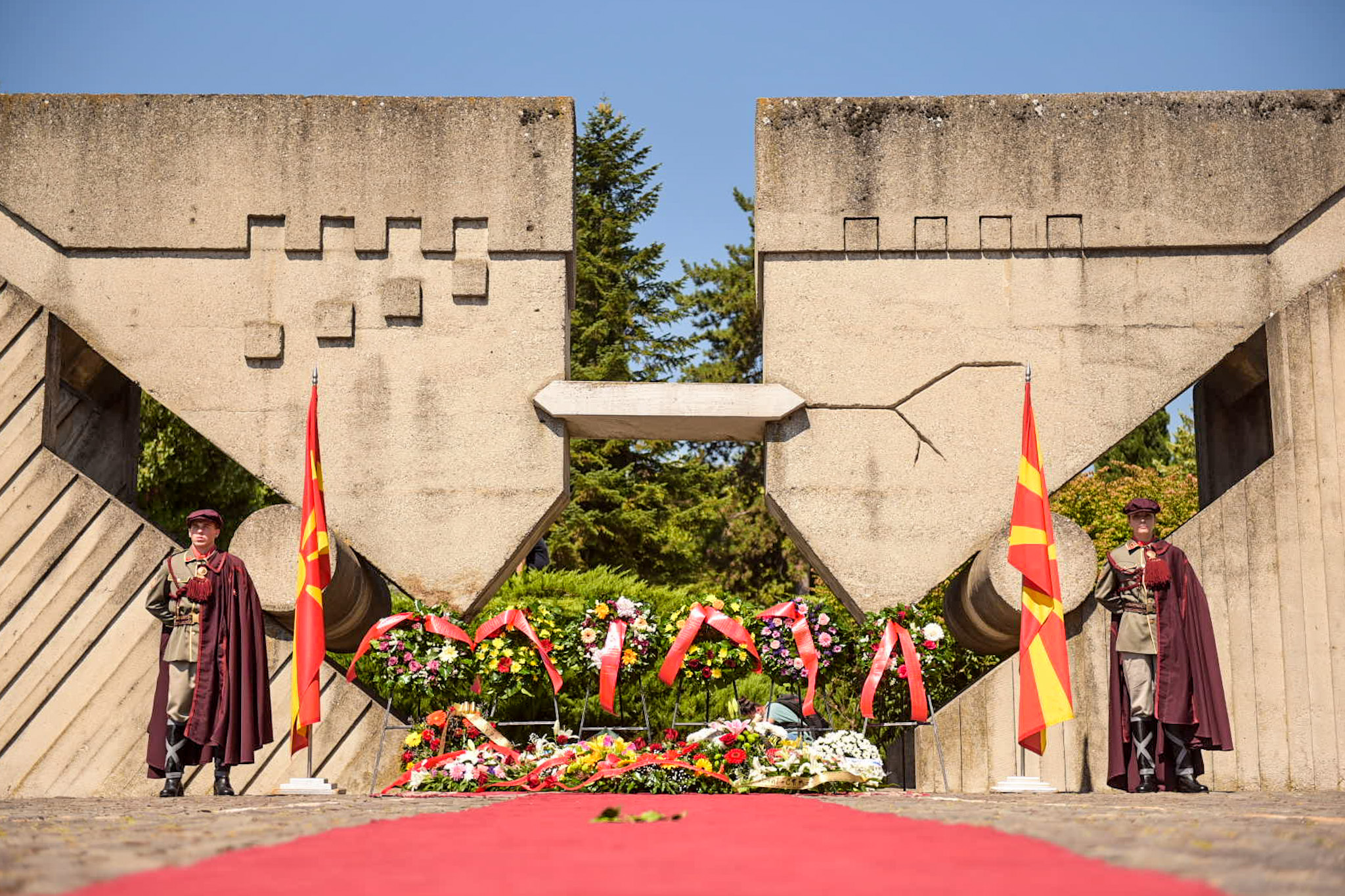 Владина делегација предводена од вицепремиерот Маричиќ положи свежо цвеќе на споменикот на жртвите од катастрофалниот земјотрес во Скопје