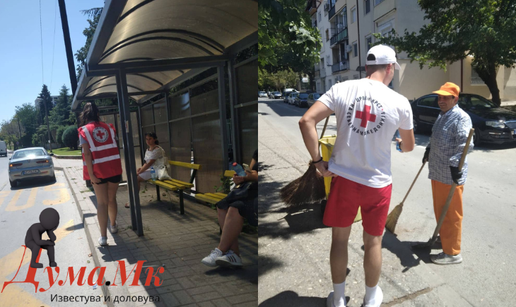 Волонтери од Црвен крст делат вода на граѓани низ улиците во Велес