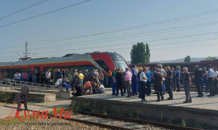 Работниците на велешка „Колска“ повторно ги вклучија сирените и блокираат возови, ССМ со поддршка и лично присуство на штрајкот (Видео)