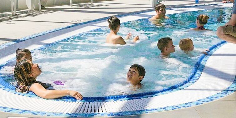 Вирусна инфекција која лесно се „закачува“ на базен: Се пренесува преку крпите, дури и преку плочките