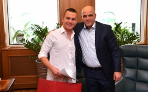 Премиерот Ковачевски му врачи стипендија на младиот пливач Марко Пејчиновски
