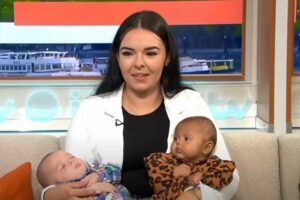 Еден во милион случаи: Во Велика Британија родени близнаци со различна боја на кожата (фото+видео)