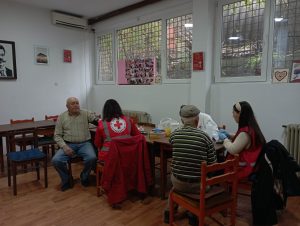 Волонтери на велешки Црвен Крст на граѓаните бесплатно им мереа крвен притисок и шеќер