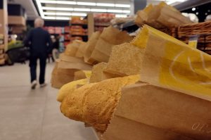 Владата ја замрзна цената на лебот на 33 денари