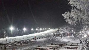 Од денес на Пониква почнува сезоната за ноќно скијање