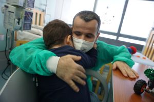 Чудо во Италија, успешна трансплантација од жив донор: Татко му го спаси животот на синот донирајќи белодробно крило