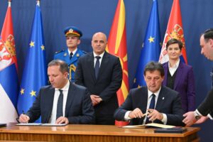 Македонија и Србија потпишаа договор за полесно движење на лица и стоки преку границата