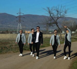 Млади момци формираа нов музички бенд наречен „Идеал бенд“