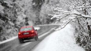 Снег на Ѓавато, сообраќајот се одвива по влажни коловози