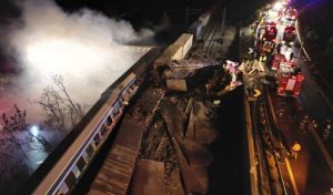 Најмалку 32 загинати и 85 повредени во железничката несреќа во Грција (видео)