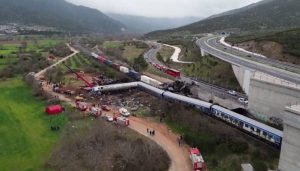 Нема настрадани македонски државјани во железничката несреќа во Грција, МНР објави телефонски броеви