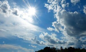 Променливо облачно и релативно топло време со сончеви периоди