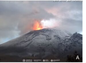 Се активира вулканот Попокатепетл по речиси 30 години: Исфрла пепел и вжештена лава (ФОТО)
