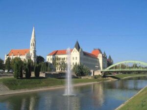 Ученичка нападна соученичка во Зрењанин,во Нови Сад уапсено девојче поради закани