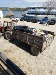 Собрани 15 м3 ѓубре од брегот на езеро „Младост“,печење скара на канти за смет на првомајскиот излет (фото)