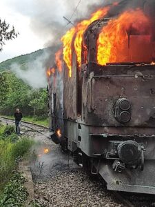 Запалената локомотива извлечена од пругата Велес – Скопје, по шест ипол часови нормализиран железничкиот сообраќај
