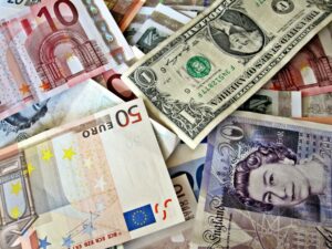 Курсна листа на НБРСМ: Колку денари чини еврото,доларот,фунтата...