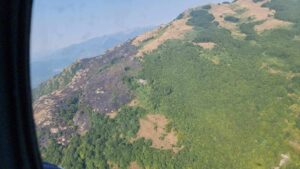 (видео) Изгаснат е пожарот над село Горно Врановци во Општина Чашка