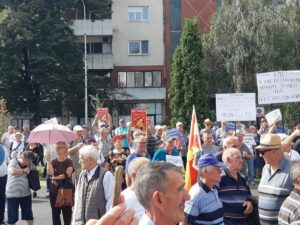 Протест на пензионерите пред Влада, велат нема да остапат се додека не им се исполнат барањата