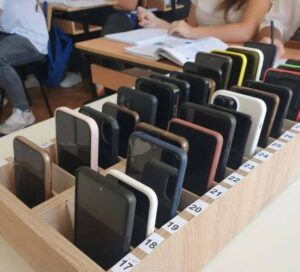 Битолската Гимназија им забрани на учениците мобилни на часовите,се оставаат во кутија