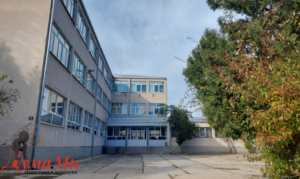 Средношколец во двор на училиште во Велес истакнал албанско знаме  