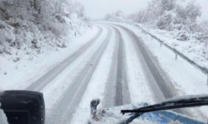 Одрони кај Катланово, обилно паѓа снег и прекинат е товарниот сообраќај на патот Гостивар-Маврово-Стража-Кичево