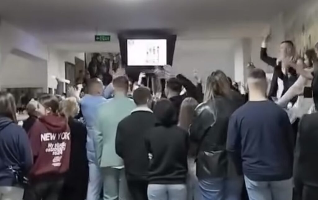 (Видео) Матурска еуфорија во Велес: Весела прослава на матурантите од „Гимназија Кочо Рацин“