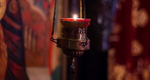 Православните верници го празнуваат Петковден во чест на Преподобна Параскева (Петка) кандило