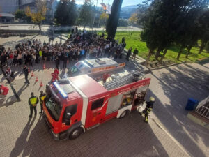 Вежба за спасување во реална ситуација на пожар во државното средно училиште „Коле Неделковски“ 1