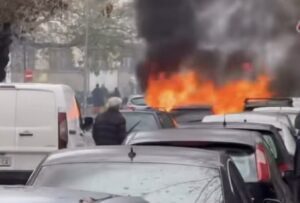 Се запали автомобил во центар на Велес, пожарникарите навреме го изгаснаа a44ab0c3-15c0-4df3-bb9a-d535cbf91523