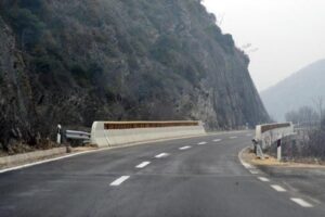 АМСМ: Внимателно возење на делницата катланово - Велес поради можни одрони g_avtopat-skopje-veles-zima