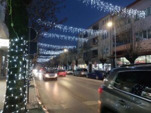 Велес убаво украсен и подготвен за Новата 2026-та, но граѓани сметаат дека празнична атмосвера недостига преку Вардар - на источната страна (видео и фото) 20251229_163904