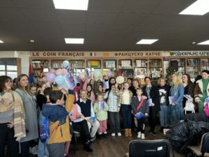 (фото) Книга со божиќни песни - ученици од Велес испратија новогодишен подарок до децата од дијаспората во Австралија d9451554-f4b3-4945-bb27-8a58f1a14744