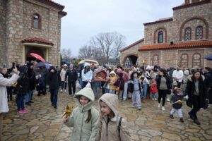 Бадниковата песна „Вечниот Бог“ одекна во двор и во црква „Свети Кирил и Методиј“, децата ја пееја по пат до општината (фото) 9