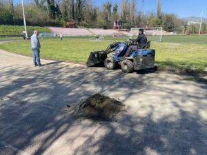 Стариот изваден, се работи на постилање нов тартан на атлетската патека на велешки Градски стадион 12