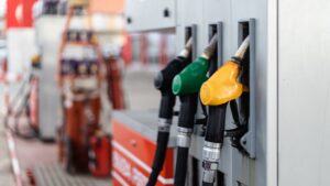 Поскапува дизелот а се намалуваат цените на бензините горива