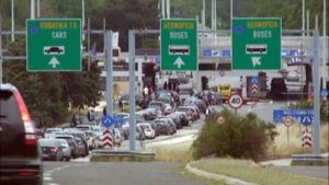 Грција со нов сообраќаен Кодекс: Aко летувате внимавајте на црвено светло, појас, телефон, брзина, има и други прекршоци со строги казни! EVZONI
