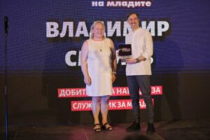 Службеникот за млади на Општина Велес, Владимир Смилевски прогласен е за најдобар службеник за млади во Македонија minister_6 (1) (1)